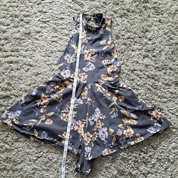 Kimchi Blue | Grey & flower sleevless open back shorts romper/ Jumpsuit - Picture 8 of 13